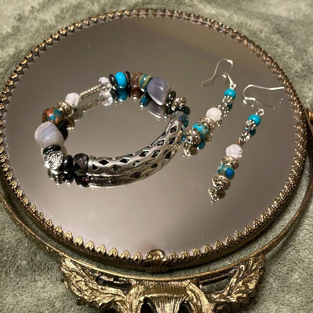 New artisan made bracelet/earring set: colors wht, trqs, prpl, blu, slvr tone
